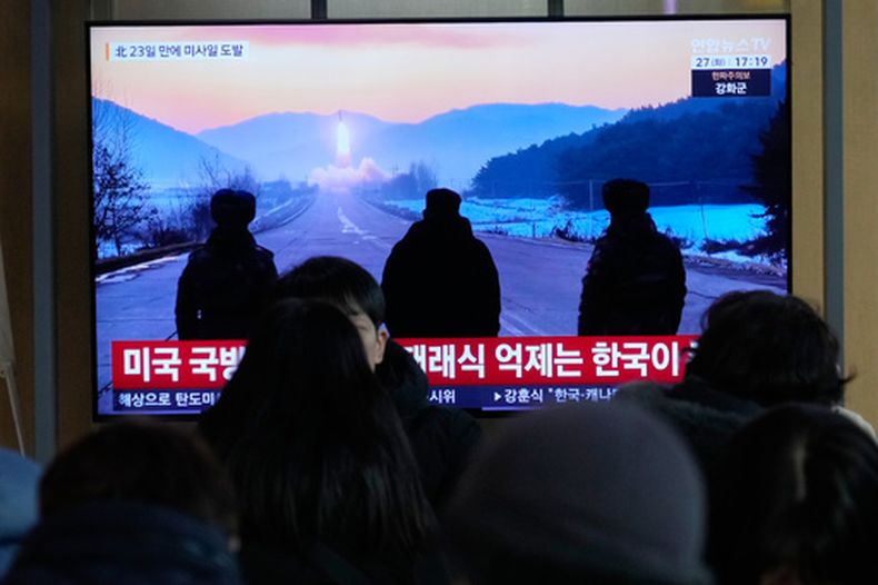 Una pantalla de televisión muestra una imagen de archivo de un lanzamiento de misiles norcoreano durante un programa de noticias, en la estación de tren de Seúl, Corea del Sur, el martes 27 de enero de 2026. (AP Foto/Ahn Young-joon)