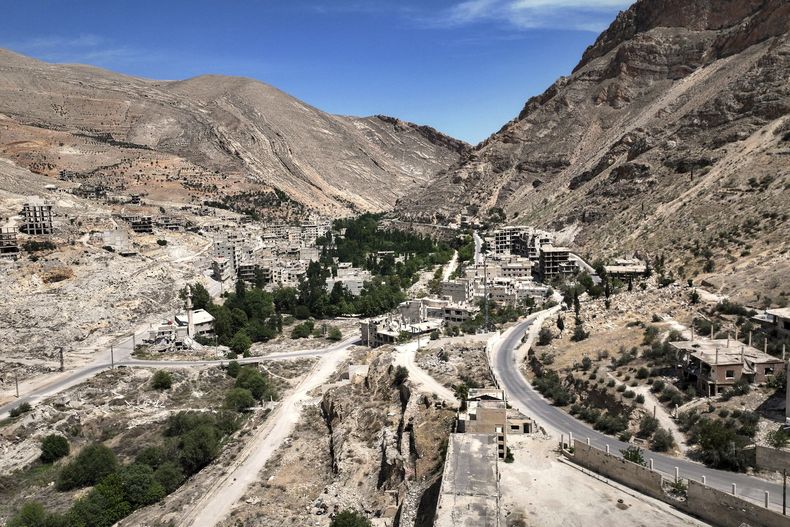 En la imagen, vista del Ein el-Fijeh, casi seco, en el valle del Barada, Siria, el 8 de mayo de 2025. El manantial es la principal fuente de suministro de agua de Damasco y su sequía ha obligado a muchos residentes en la capital y en los suburbios a depender del agua que reparten los camiones cisterna. (AP Foto/Ghaith Alsayed)