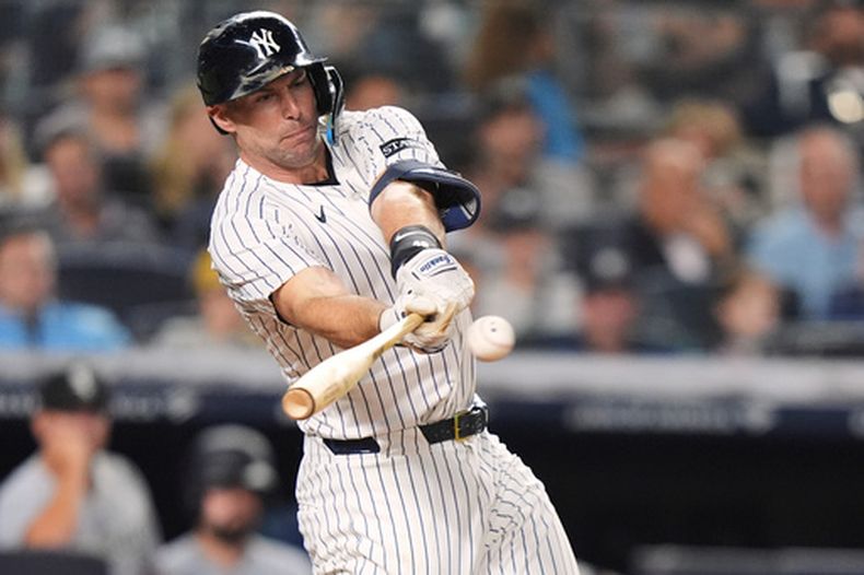 Paul Goldschmidt, de los Yankees de Nueva York, batea un sencillo productor durante la tercera entrada de un juego de béisbol contra los Medias Blancas de Chicago, el miércoles 24 de septiembre de 2025, en Nueva York. (AP Photo/Frank Franklin II, archivo)