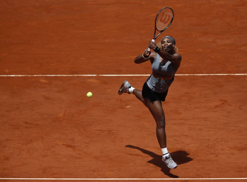 La tenista estadounidense Serena Williams responde un tiro en el partido del jueves 8 de mayo contra la espa&ntilde;ola Carla Su&aacute;rez. (Foto de AP/Daniel Ochoa de Olza)