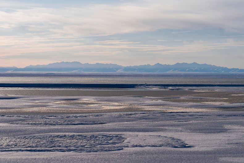 ARCHIVO - La laguna de Kaktovik y la cordillera Brooks del Refugio Nacional de Vida Silvestre del Ártico se ven en Kaktovik, Alaska, el 15 de octubre de 2024. (Foto AP/Lindsey Wasson, archivo)