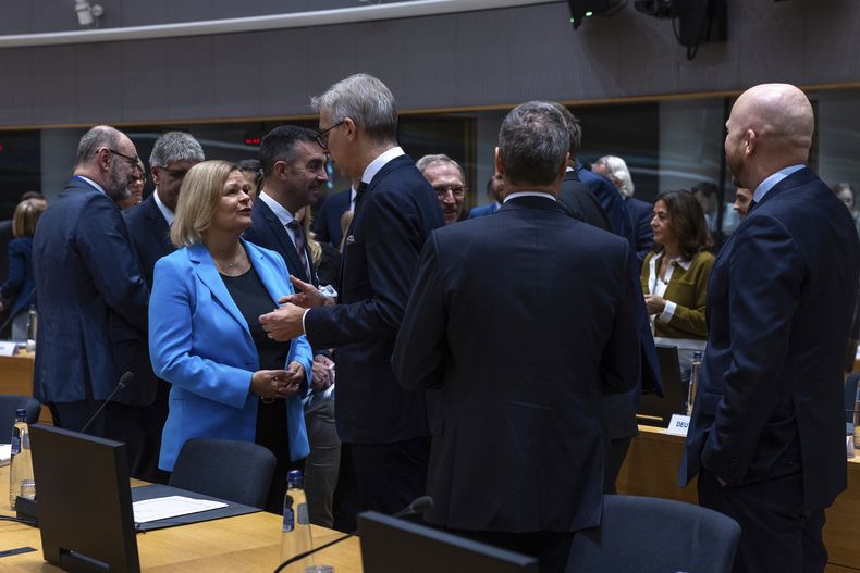 La ministra del Interior alemana Nancy Faeser (izq) con el ministro del Interior de Luxemburgo Leon Gloden (cent)en una reunión de ministros de interior y justicia de la UE en Bruselas el 12 de diciembre del 2024. (AP foto/Omar Havana)