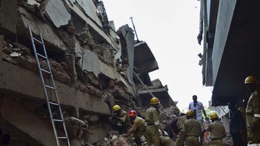 americateve | Rescatistas revisan los escombros de un edificio en construcci&oacute;n que se desplom&oacute; en Canacona, una ciudad a unos 70 kil&oacute;metros (44 millas) de la capital estatal de Panaji, India, el s&aacute;bado 4 de enero de 2014. (Foto AP)