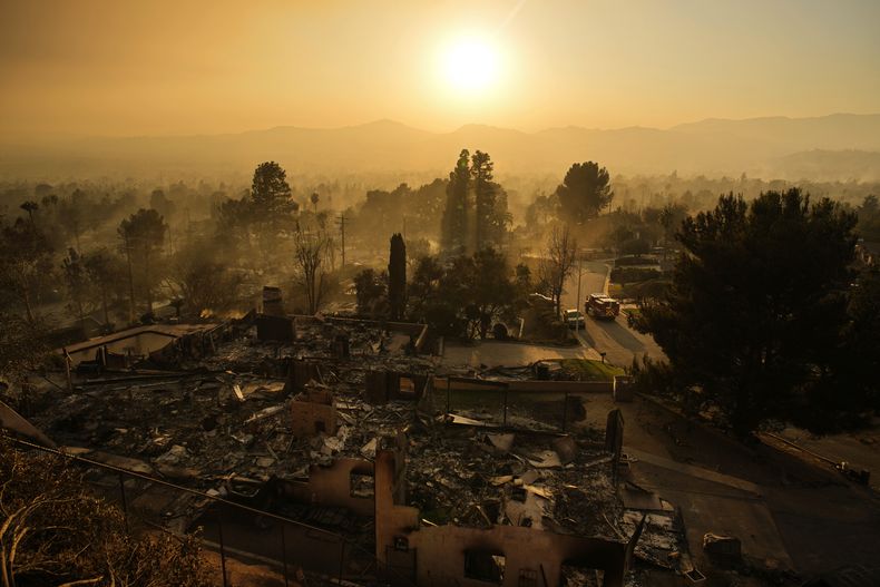 ARCHIVO - Un vehículo de emergencia atraviesa un barrio devastado por el incendio Eaton, el jueves 9 de enero de 2025, en Altadena, California. (AP foto/John Locher, archivo)