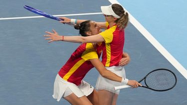 Las españolas Cristina Bucsa y Sara Sorribes Tormo celebra la victoria ante las kazajas Anna Danilina y Zhibek Kulambayeva en los cuartos de final de la Copa Billie Jean King, el miércoles 23 de septiembre de 2026, en Shenzhen, China. (AP Foto/Andy Wong)