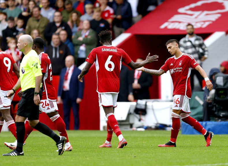 Nicolás Domínguez (derecha) festeja tras marcar el primer gol del Nottingham Forest ante Brentford en la Liga Premier inglesa, el domingo 1 de octubre de 2023, en Nottingham. (Nigel French/PA vía AP)