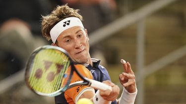 El noruego Casper Ruud hace una devolución al argentino Sebastián Báez en el Abierto de Hamburgo, el miércoles 26 de julio de 2023 (Marcus Brandt/dpa via AP)