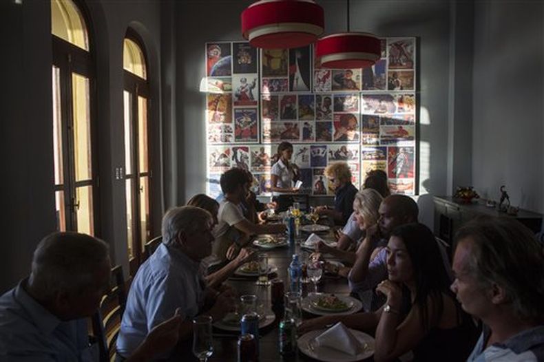 En el restaurante privado más nuevo de La Habana no se sirve arroz, frijoles ni plátanos fritos. Se puede pedir un mojito, pero en vez de ron lo preparan con vodka. Los meseros hablan ruso y los clientes deben pedir sus alimentos en ese idioma, pero nadie