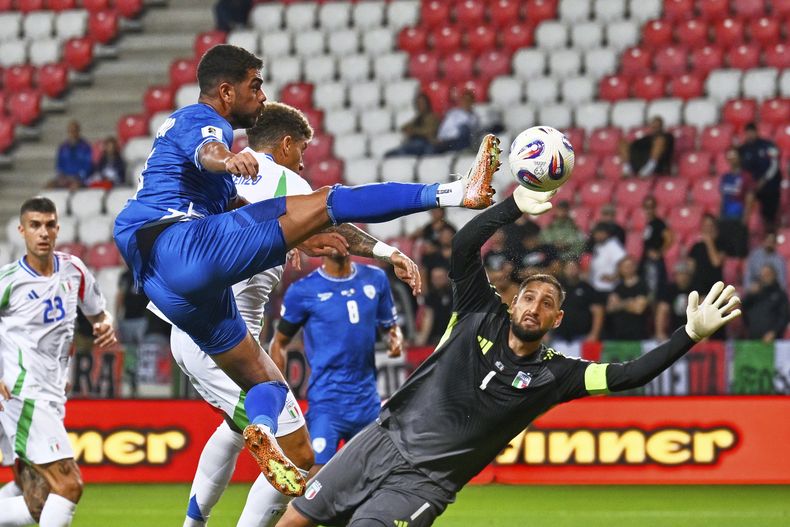 El delantero israelí Manor Solomon (izquierda) intentan rematar ante el arquero italiano Gianluigi Donnarumma durante el partido de las eliminatorias de Europa rumbo a la Copa Mundial, el lunes 8 de septiembre de 2025, en Debrecen, Hungría. (AP Foto/Denes Erdos)