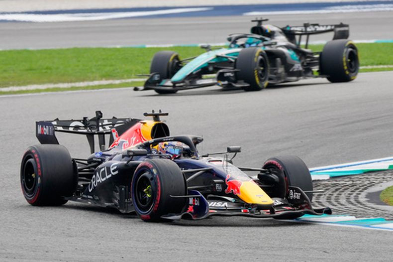 El piloto neerlandés de Red Bull Max Verstappen maneja por delante del piloto británico de Mercedes George Russell en el Gran Premio de Baréin, disputado en Sepang, Malasia, el domingo 4 de octubre de 2026. (AP Foto/Vincent Thian)
