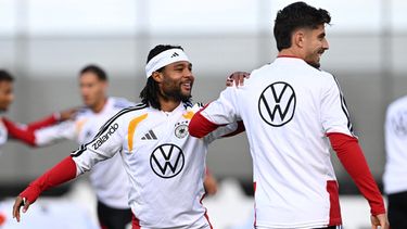 Serge Gnabry (izquierda) y Kai Havertz durante un entrenamiento de la selección de Alemania en Herzogenaurach, el martes 22 de septiembre de 2026. (Federico Gambarini/dpa vía AP)