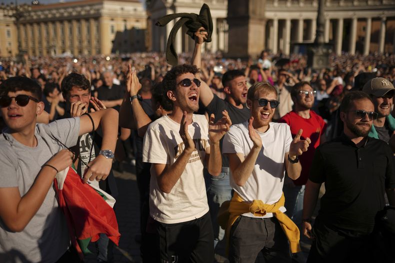 Fieles reaccionan tras el anuncio del recién elegido papa León XIV en el Vaticano, el jueves 8 de mayo de 2025. (AP Foto/Francisco Seco)