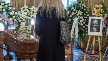 seguidores y amigos de pablo milanes empiezan a acudir a su capilla ardiente en madrid