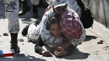 Bloqueo de México deja a cientos varados en río fronterizo