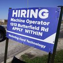Un cartel de oferta de empleo es exhibido en Downers Grove, Illinois, el miércoles 12 de abril de 2023. (AP Photo/Nam Y. Huh)