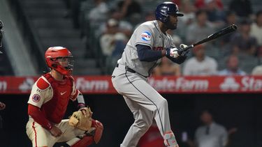 El cubano Yordan Álvarez, de los Astros de Houston, observa su sencillo producctor en el juego ante los Angelinos de Los Ángeles, el martes 28 de julio de 2026 (AP Foto/Scott Strazzante)