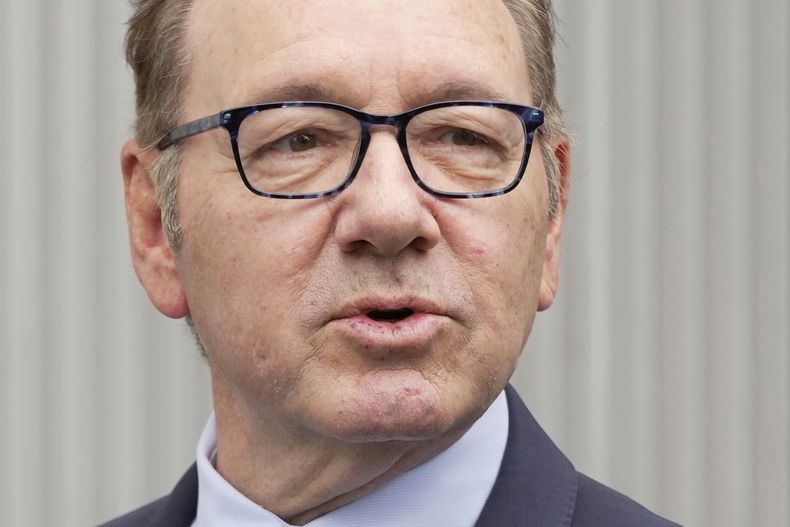El actor Kevin Spacey llega al Tribunal de la Corona en Southwark, en Londres, el viernes 14 de julio de 2023. Spacey enfrenta una docena de cargos por abuso sexual. (AP Photo/Kin Cheung)