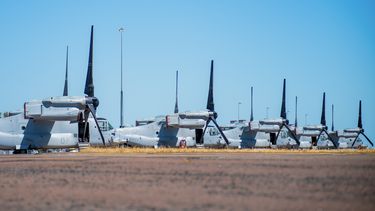 En esta fotografía difundida por el Departamento de Defensa de Australia, aviones MV-22B Osprey de rotores basculantes, pertenecientes a la Infantería de Marina de Estados Unidos, permanecen estacionados el 11 de agosto de 2023 en una base de la Real Fuerza Aérea de Australia, en Darwin, Australia. (Cabo Robert Whitmore/Departamento de Defensa de Australia vía AP)