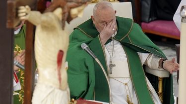El papa Francisco se frota los ojos mientras preside una misa por el jubileo de las fuerzas armadas, en la plaza de San Pedro del Vaticano, el 9 de febrero de 2025. (AP Foto/Alessandra Tarantino)