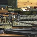 ARCHIVO - En esta foto sin fecha, proporcionada por la Oficina del Alguacil del condado de Van Buren en Paw Paw, Michigan, se muestran armas, cuchillos y municiones robadas y recuperadas el 12 de septiembre de 2015, en Antwerp Township, Michigan. (Oficina del Alguacil del Condado de Van Buren vía AP)
