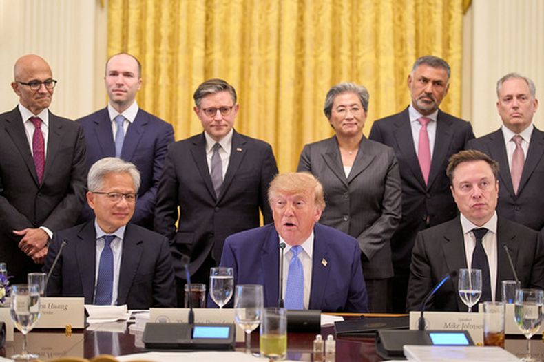 El presidente Donald Trump, al centro, junto al director ejecutivo de Nvidia, Jensen Huang, izquierda, y el magnate Elon Musk, derecha, habla en el Salón Este de la Casa Blanca en Washington el martes 29 de septiembre de 2026, rodeado de altos ejecutivos de empresas de inteligencia artificial, entre ellos —desde arriba a la izquierda— el director ejecutivo de Microsoft, Satya Nadella; Greg Brockman, presidente de OpenAI; el presidente de la Cámara de Representantes, Mike Johnson; la directora ejecutiva de AMD, Lisa Su; el director ejecutivo de Palo Alto Networks, Nikesh Arora; y David Sacks, director del Consejo de Asesores del Presidente en Ciencia y Tecnología. (AP Foto/Jacquelyn Martin)