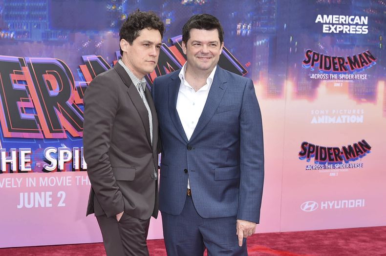 ARCHIVO - Phil Lord, izquierda, y Christopher Miller llegan al estreno mundial de Spider-Man: Across The Spider-verse el martes 30 de mayo de 2023, en Regency Village Theatre en Los Angeles. (Foto Richard Shotwell/Invision/AP, archivo)