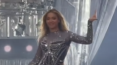 bailarines de beyonce se pelearon con un fan que trato de arrojarle un objeto a la cantante