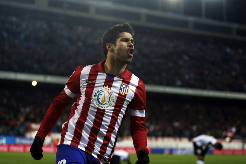 Diego Costa, del Atl&eacute;tico de Madrid, celebra su gol durante un encuentro de liga contra el Velencia, domingo 15 de diciembre de 2013. El club "Colchonero" buscar&aacute; dar un golpe de efecto que lo deje como l&iacute;der en solitario de