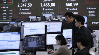 Operadores observan las pantallas en la Bolsa de Valores de Corea del Sur, el lunes 7 de abril de 2025, en Seúl, Corea del Sur. (AP Foto/Ahn Young-joon)