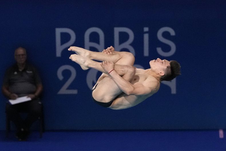 El mexicano Osmar Olvera compite en las semifinales de clavados desde trampolín de tres metros en los Juegos Olímpicos, el miércoles 7 de agosto de 2024, en Saint-Denis, Francia. (AP Foto/Lee Jin-man)
