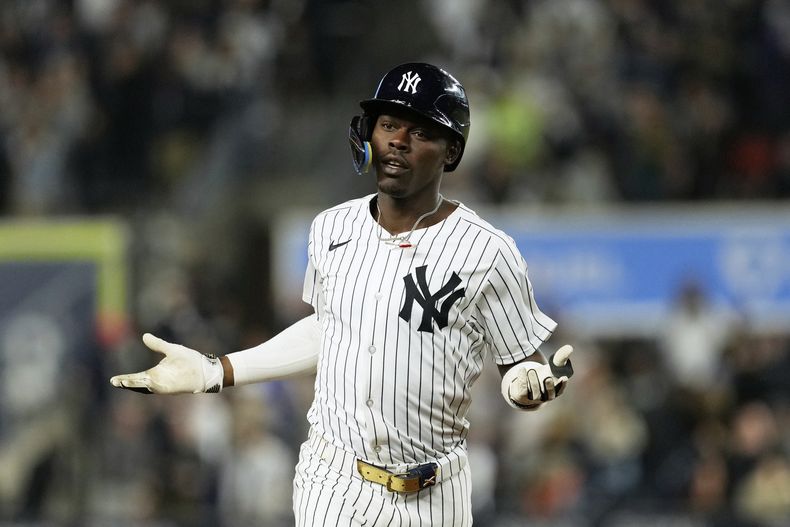 Jazz Chisholm Jr., de los Yankees de Nueva York, reacciona después de batear un cuadrangular solitario durante la cuarta entrada del juego de béisbol de Grandes Ligas ante los Reales de Kansas City el lunes 14 de abril de 2025, en Nueva York. (AP Foto/Seth Wenig)