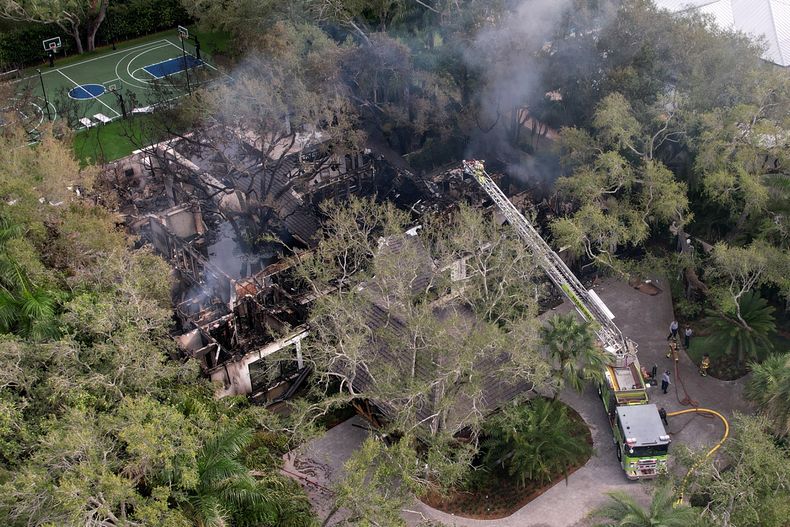 Bomberos tratan de extinguir un incendio en la residencia de Erik Spoelstra, el entrenador del Heat de Miami, el jueves 6 de noviembre de 2025, en Miami. (AP Foto/Rebecca Blackwell)