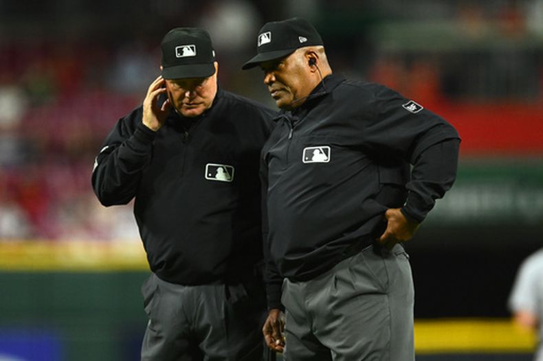 El umpire de segunda base Brian ONora junto al umpire de primera base Laz Diaz durante una revisión en la sexta entrada del juego de los Rojos de Cincinnati ante Tigres de Detroit el viernes 24 de abril del 2026. (AP Foto/Ben Jackson)