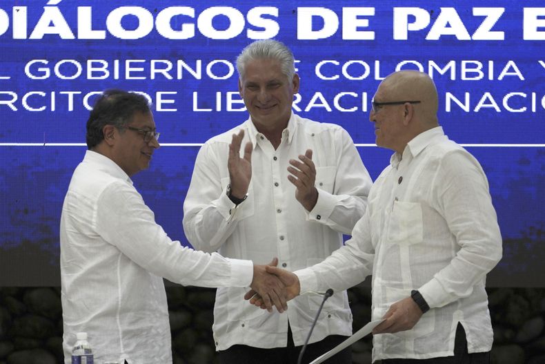 ARCHIVO - El presidente cubano Miguel Díaz-Canel aplaude mientras el mandatario de Colombia, Gustavo Petro, a la izquierda, y el comandante de la guerrilla Ejército de Liberación Nacional (ELN) Antonio García se dan la mano durante una ceremonia de firma de un acuerdo de alto el fuego bilateral entre el gobierno de Petro y el ELN en El Laguito, La Habana, Cuba, el 9 de junio de 2023. (AP Foto/Ramón Espinosa, Archivo)