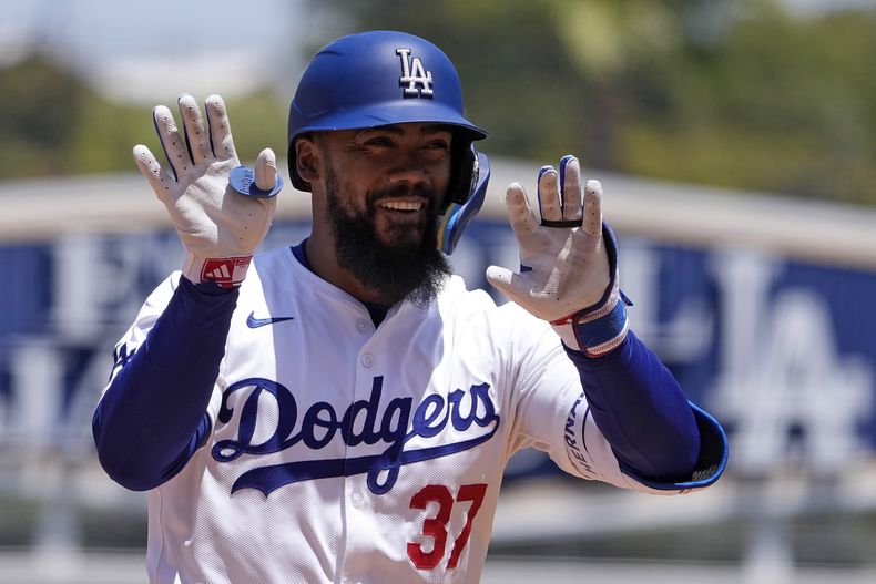 El dominicano Teoscar Hernández, de los Dodgers de Los Ánbgeles, festeja tras disparar un jonrón de dos carreras en el encuentro del miércoles 8 de mayo de 2024 (AP Foto/Mark J. Terrill)