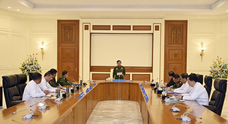 En imagen proporcionada por el Equipo Militar de Información Noticiosa Certera de Myanmar, miembros del gobierno militar del país se reúnen el viernes 31 de enero de 2025 en Naipyidó, Myanmar. (Equipo Militar de Información Noticiosa Certera de Myanmar vía AP)