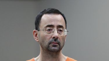 ARCHIVO - El ex médico de la federación de gimnasia Larry Nassar comparece en un tribunal el 22 de noviembre de 2017, en Lansing, Michigan. (AP Foto/Paul Sancya, Archivo)