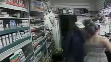 americateve | La policía intensificó la búsqueda de un hombre que utilizó una pistola taser para robar en una tienda de conveniencias.