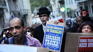 americateve | Manifestaci&oacute;n contra el Fondo Monetario Internacional, la Comisi&oacute;n Europea y el banco Central Europeo en Lisboa el lunes, 21 de octubre del 2013. Los empleados postales portugueses opuestos a la privatizaci&oacute;n del servicio de correos s