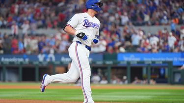 Corey Seager de los Rangers de Texas recorre las bases tras batear un jonrón ante los Mets de Nueva York, el jueves 24 de septiembre de 2026, en Arlington, Texas. (AP Foto/Julio Cortez)