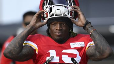 ARCHIVO - Kadarius Toney, receptor de los Chiefs de Kansas City, ingresa en el terreno al comienzo del campamento de prácticas, el 27 de julio de 2024, en St. Joseph, Missouri (AP Foto/Reed Hoffmann, archivo)