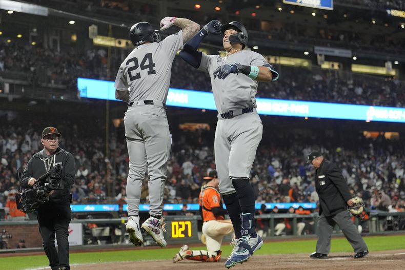 Aaron Judge (delante, derecha) recibe la felicitación de su compañero de los Yanquis de Nueva York Alex Verdugo (24) tras un jonrón en el sexto inning del partido de la MLB que enfrentó a su equipo con los Gigantes de San Francisco, en San Francisco, el 31 de mayo de 2024. (AP Foto/Jeff Chiu)