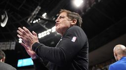Mark Cuban, propietario de los Mavericks de Dallas, aplaude mientras camina rumbo a la duela durante un tiempo fuera en la segunda mitad del partido del torneo de la NBA In-Season en contra de los Nuggets de Denver, el viernes 3 de noviembre de 2023, en Denver. (AP Foto/David Zalubowski)