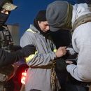 ARCHIVO - Agentes del Servicio de Control de Inmigración y Aduanas de Estados Unidos (ICE, por sus siglas en inglés) utilizan cadenas para retener a un migrante, el 27 de enero de 2025, en Silver Spring, Maryland. (AP Foto/Alex Brandon, archivo)