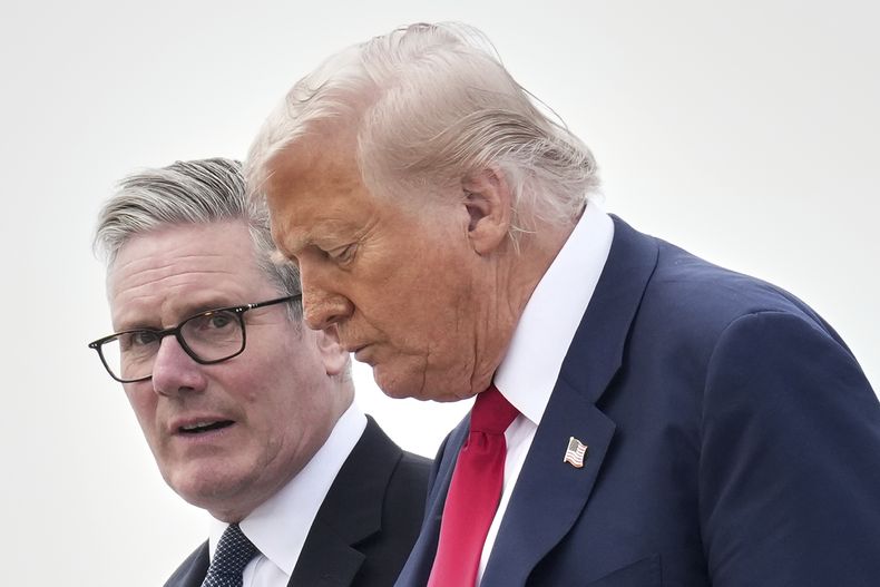 ARCHIVO - El presidente de Estados Unidos, Donald Trump, y el primer ministro británico, Keir Starmer, salen del Air Force One a su llegada a la base de la Real Fuerza Aérea británica de Lossiemouth, camino de Aberdeen, Escocia, el lunes 28 de julio de 2025. (AP Foto/Jacquelyn Martin, Archivo)