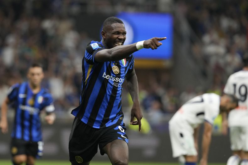 Marcus Thuram del Inter de Milán celebra tras anotar el tercer gol de su equipo en el encuentro ante el Atalanta en la Serie A el viernes 30 de agosto del 2024. (AP Foto/Luca Bruno)