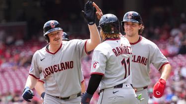 Kyle Manzardo de los Guardianes de Cleveland le da los cinco a su compañero José Ramírez tras su grand slam en la primera entrada del juego 1 de la doble cartelera ante los Rojos de Cincinnati el martes 28 de julio del 2026. (AP Foto/Kareem Elgazzar)