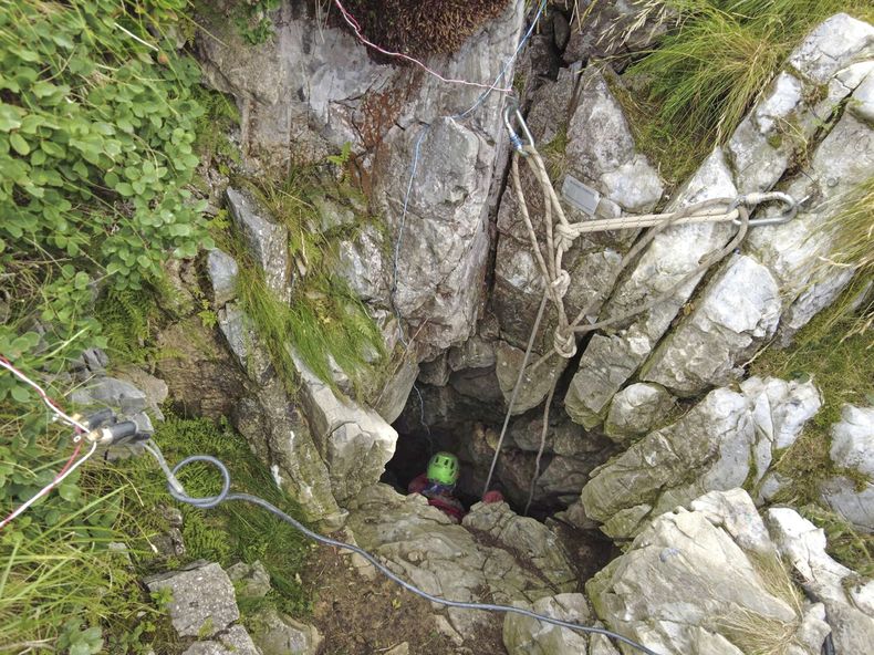 Esta imagen publicada el lunes 21 de julio de 2025 por el Cuerpo Nacional Italiano de Rescate Espeleológico y Alpino, se ven operaciones de rescate ante una cueva donde un espeleólogo de 62 años quedó atrapado el domingo. (Cuerpo Nacional Italiano de Rescate Espeleológico y Alpino via AP)