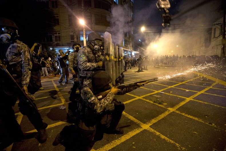 Esta fotograf&iacute;a del 30 de junio del 2013 muestra a la polic&iacute;a militar mientras dispara gases lacrim&oacute;genos cerca del estadio de Maracan&aacute; en el partido final entre Espa&ntilde;a y Brasil durante la Copa Confederaciones en R&iacut