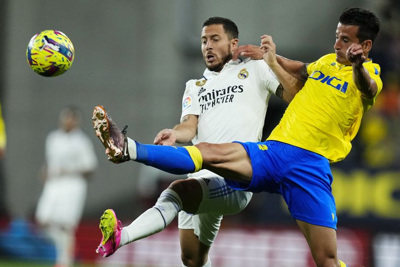 Eden Hazard (centro) del Real Madrid y Luis Hernández del Cádiz pugnan por el balón en el partido de la Liga española, el sábado 15 de abril de 2023, en Cádiz. (AP Foto/José Bretón)